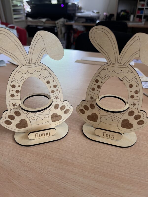 Support Œuf de Pâques Personnalisable - Motif Lapin en Bois Gravé - 190x140x60 mm - Personnalisable – Image 2